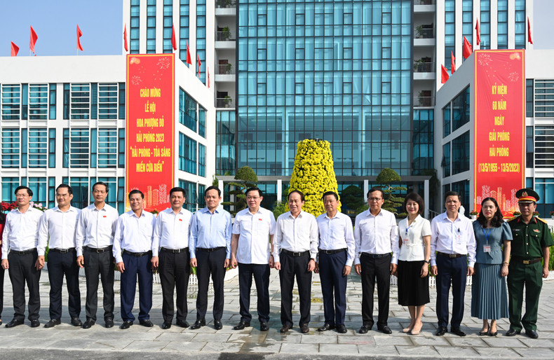 NA Chairman Vuong Dinh Hue and other delegates pose for a photo. NA Chairman Vuong Dinh Hue and other delegates pose for a photo.
