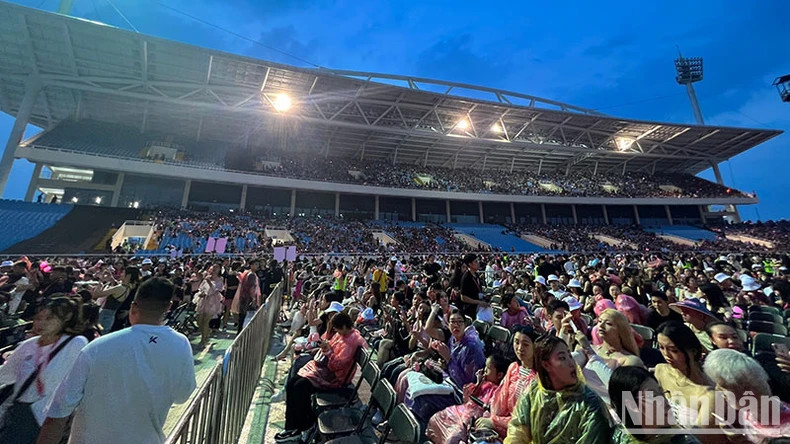 Vietnamese audiences are excited at the BlackPink's concert in Hanoi despite rains. (Photo: TRUNG HIEU) Vietnamese audiences are excited at the BlackPink's concert in Hanoi despite rains. (Photo: TRUNG HIEU)