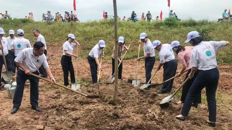The delegates and local people participate in planting trees at Kinh Duong Vuong temple and tomb complex, a national historical and cultural relic site, in Dai Dong Thanh Commune. The delegates and local people participate in planting trees at Kinh Duong Vuong temple and tomb complex, a national historical and cultural relic site, in Dai Dong Thanh Commune.