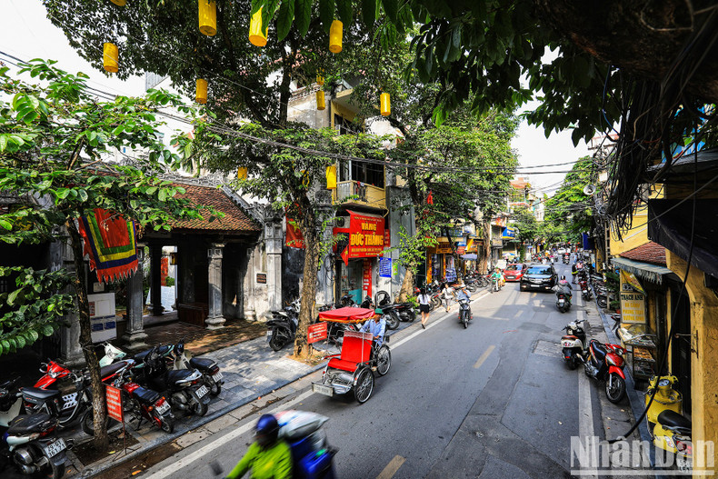 Hang Bac Street, which was formerly a silver casting ward, is considered the richest in Thang Long Citadel. Over many centuries with time fluctuations, Hang Bac Street still retains many architectural features and old styles. Looking from a height of 10 metres, the ancient houses with yellow walls, Kim Ngan communal house and the large and small shops purchasing jewellery and gold and silver handicrafts, are very beautiful. Hang Bac Street, which was formerly a silver casting ward, is considered the richest in Thang Long Citadel. Over many centuries with time fluctuations, Hang Bac Street still retains many architectural features and old styles. Looking from a height of 10 metres, the ancient houses with yellow walls, Kim Ngan communal house and the large and small shops purchasing jewellery and gold and silver handicrafts, are very beautiful.