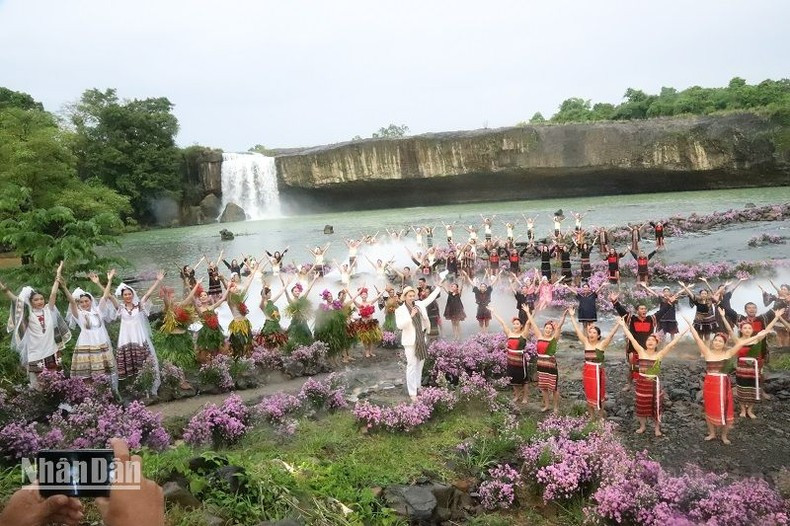 The show not only contributes to preserving and promoting the values of traditional cultural identities of ethnic minority groups in the Central Highlands but also promotes the great unity bloc of the whole nation and the locality's socio-economic development.