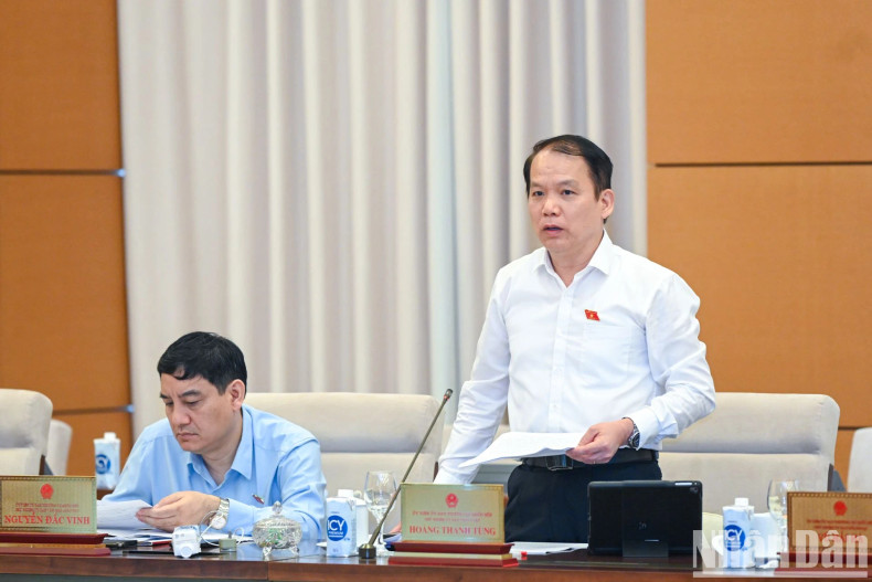 Chairman of the NA Committee on Legal Affairs Hoang Thanh Tung speaks at the session.