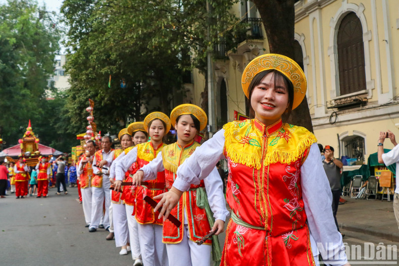 Young people participate in the festival with the aspiration of preserving the inherent cultural values and traditional crafts. Young people participate in the festival with the aspiration of preserving the inherent cultural values and traditional crafts.