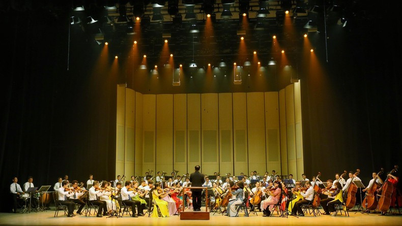 The performance of the Big Band Symphony Orchestra. (Photo: Tuan Duc) The performance of the Big Band Symphony Orchestra. (Photo: Tuan Duc)