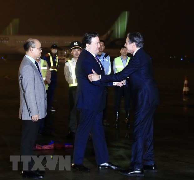 US Ambassador to Vietnam Marc E. Knapper (left) welcomes US Secretary of State Antony J. Blinken at Noi Bai International Airport on the evening of April 14. (Photo: Lam Khanh/VNA)