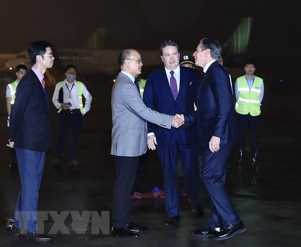 US Secretary of State Antony J. Blinken (right) arrives at Noi Bai International Airport (Hanoi) on the evening of April 14, 2023. (Photo: Lam Khanh/VNA)
