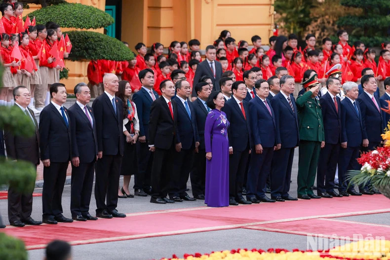 Vietnamese and Chinese delegates at the welcome ceremony.