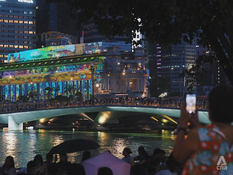 Before the transition to the New Year, a drizzle appeared in Marina Bay of Singapore. However, people still flocked to the area to enjoy a vibrant year-end night. (Photo: CNA)