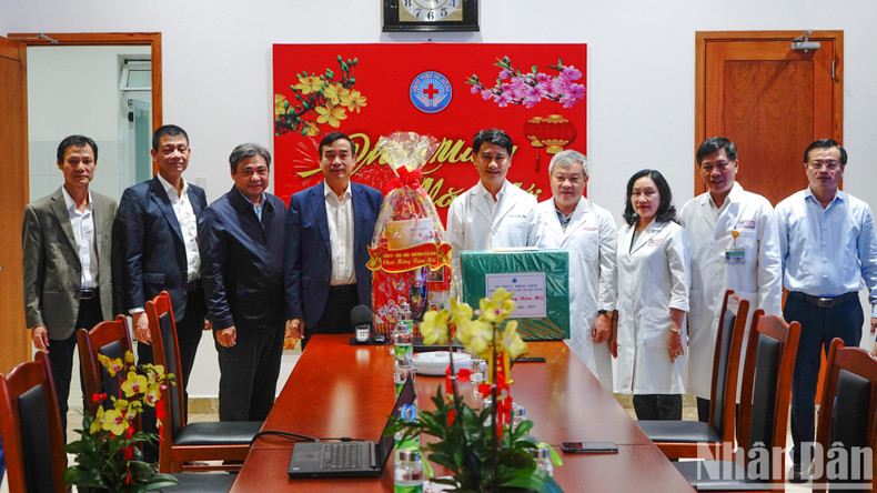 The City’s leaders visit and present gifts to units working on New Year’s Eve. (Photo: Thanh Tam)