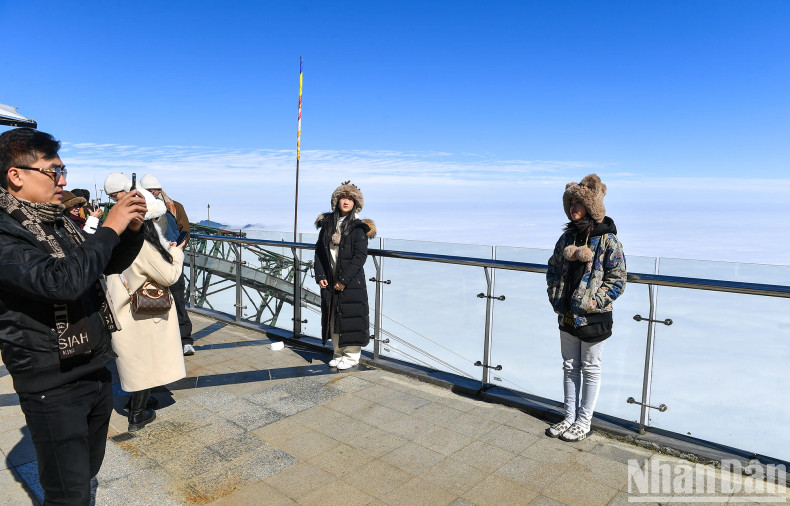 Young people are eager to pose photos with the clouds.