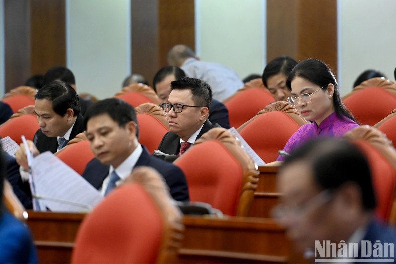 The delegates attend the plenum.
