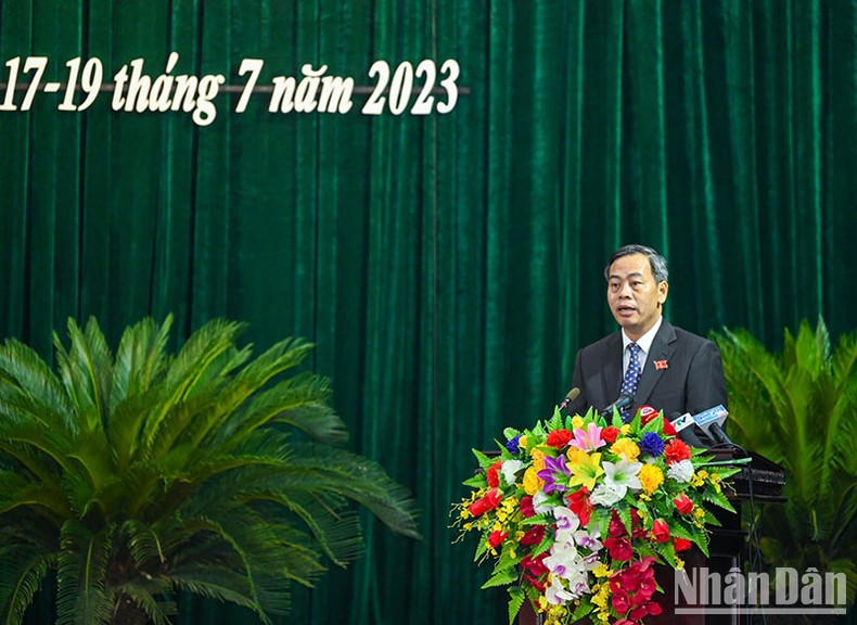 Chairman of Quang Tri Provincial People's CouncilNguyen Dang Quang delivers the opening speech.