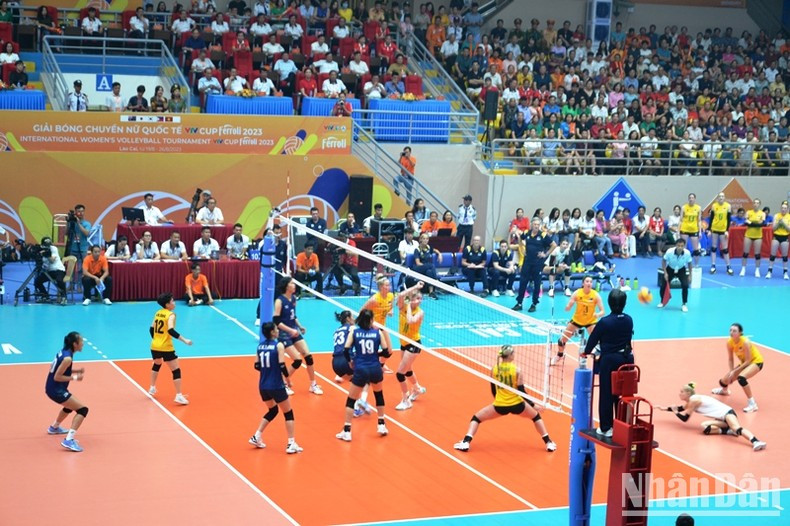 The two teams compete fiercely. (Photo: QUOC HONG) The two teams compete fiercely. (Photo: QUOC HONG)
