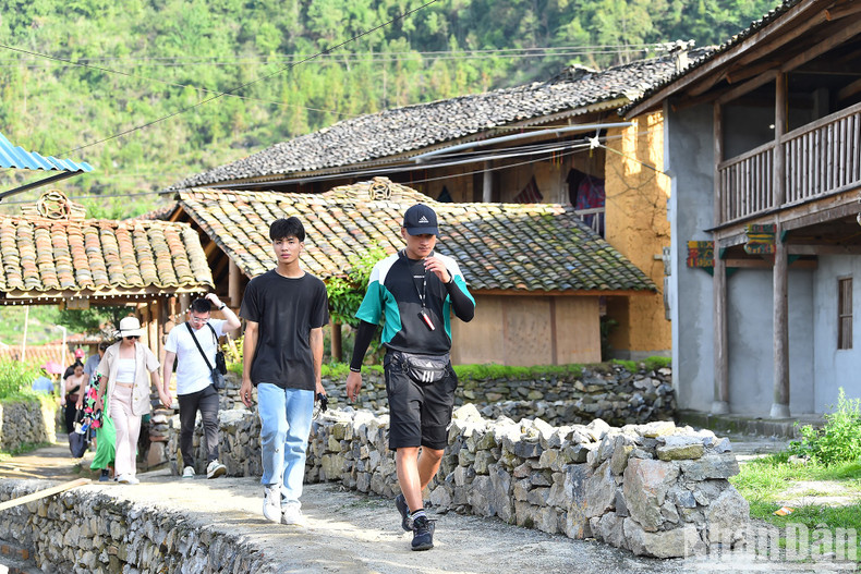 Both domestic and international tourists want to find a peaceful and relaxing place like Lo Lo Chai Village to rest, explore and experience serenity. Both domestic and international tourists want to find a peaceful and relaxing place like Lo Lo Chai Village to rest, explore and experience serenity.