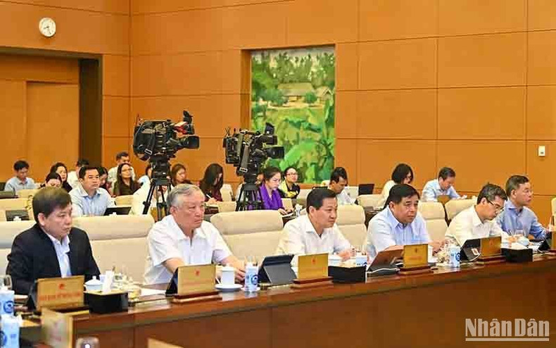 Chief Justice of the Supreme People's Court Nguyen Hoa Binh, Deputy Prime Minister Le Minh Khai and leaders of other ministries and agencies attend the session.