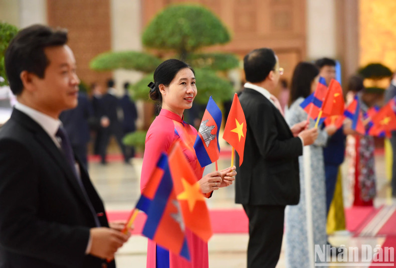 People in the capital city of Hanoi wave flags to welcome Cambodian Prime Minister Samdech Moha Bovor Thipadei Hun Manet and the Cambodian delegation. People in the capital city of Hanoi wave flags to welcome Cambodian Prime Minister Samdech Moha Bovor Thipadei Hun Manet and the Cambodian delegation.