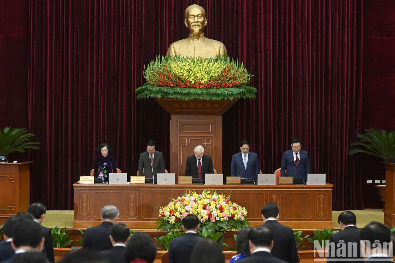 The participants hold a minute of silence for Party Central Committee member and Deputy Prime Minister Le Van Thanh and victims who died in natural disasters and fires.