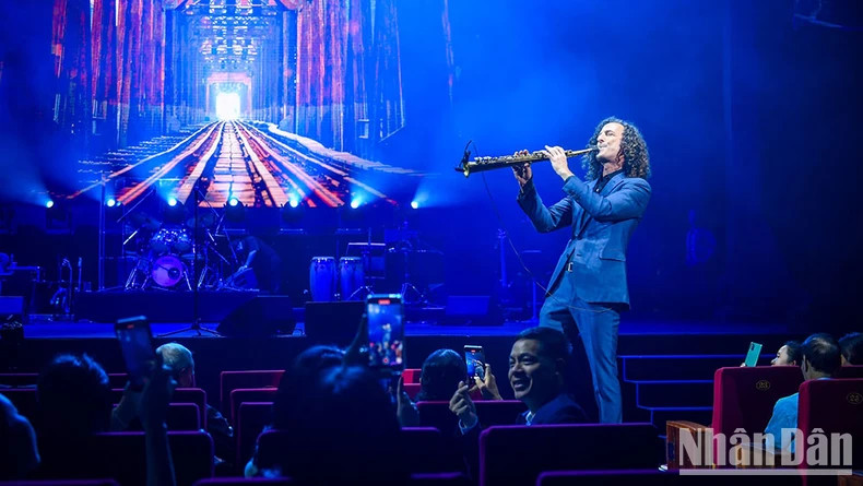 Kenny G plays the saxophone passionately. (Photo: THANH DAT) Kenny G plays the saxophone passionately. (Photo: THANH DAT)