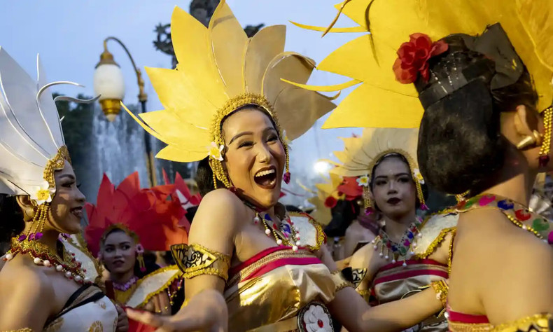 The beauty of Balinese dancers as they participate in a parade during the New Year Celebrations in Denpasar, Bali, Indonesia. (Photo: EPA-EFE)