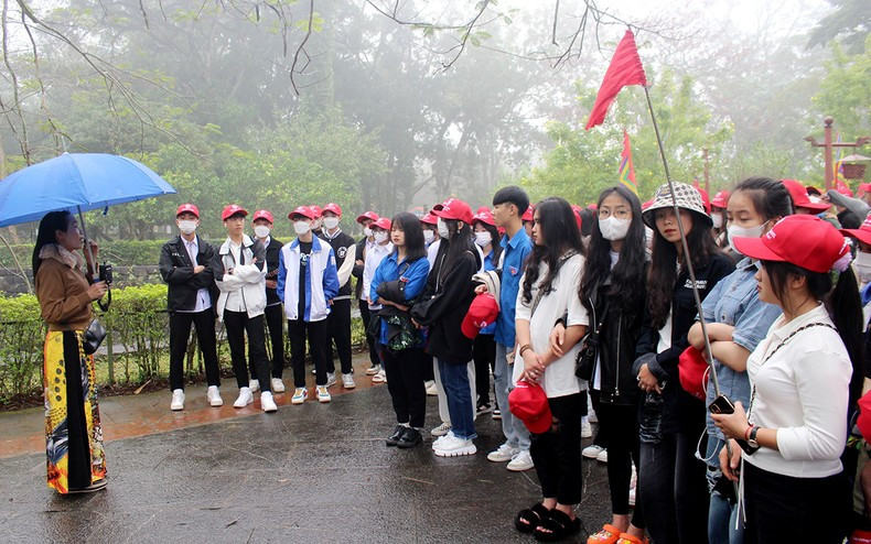 Students learn about the historical and cultural values of Lam Kinh Relic Site.