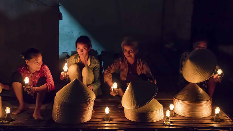 The market is held at night, but the special thing here is that people naturally do not use electricity, but use the light of kerosene lamps or flashlights to illuminate goods, trade and exchange.