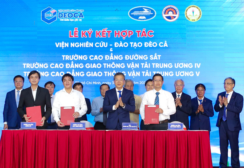 At the signing ceremony for the cooperation between the DCI Institute and the Railway College, the Central Transport College No.3 and the Central Transport College No.5.