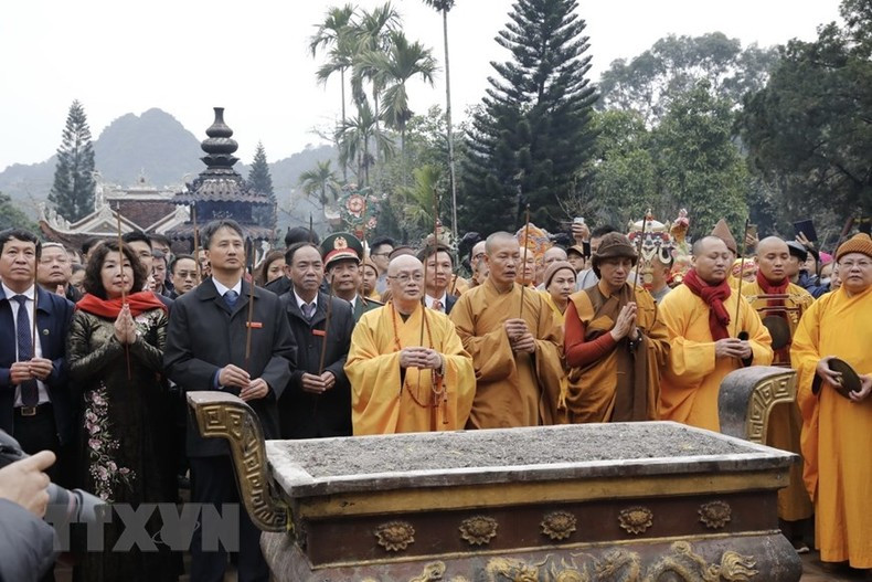 Most Venerable Thich Minh Hien and other delegates offer incense at the opening ceremony of the festival. (Photo: VNA)