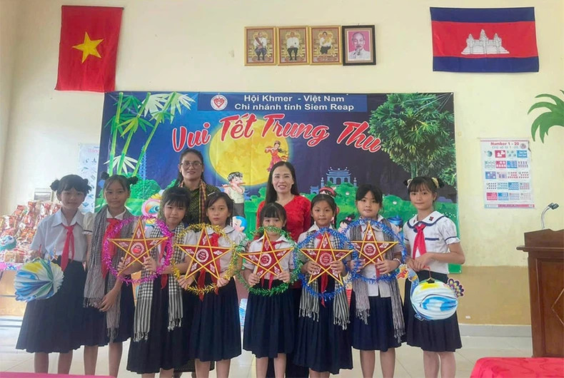 Children receive colourful star lanterns from Vietnam.