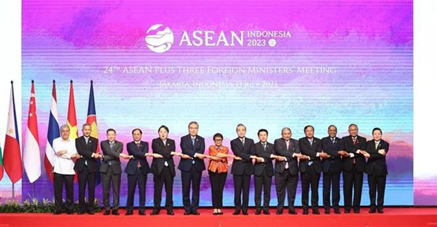 Minister of Foreign Affairs Bui Thanh Son (fourth from left) at ASEAN+3 meeting (Photo: Yonhap) Minister of Foreign Affairs Bui Thanh Son (fourth from left) at ASEAN+3 meeting (Photo: Yonhap)