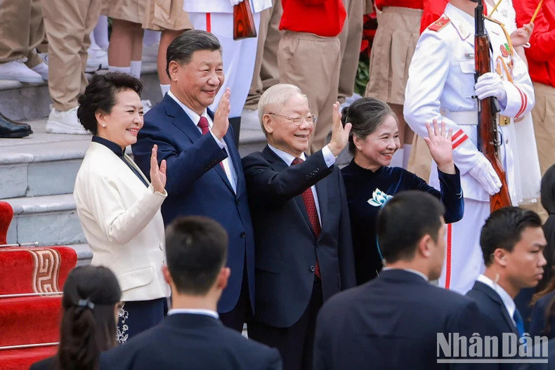 Party General Secretary Nguyen Phu Trong and his spouse and Chinese Party General Secretary and President Xi Jinping and his spouse at the welcome ceremony.