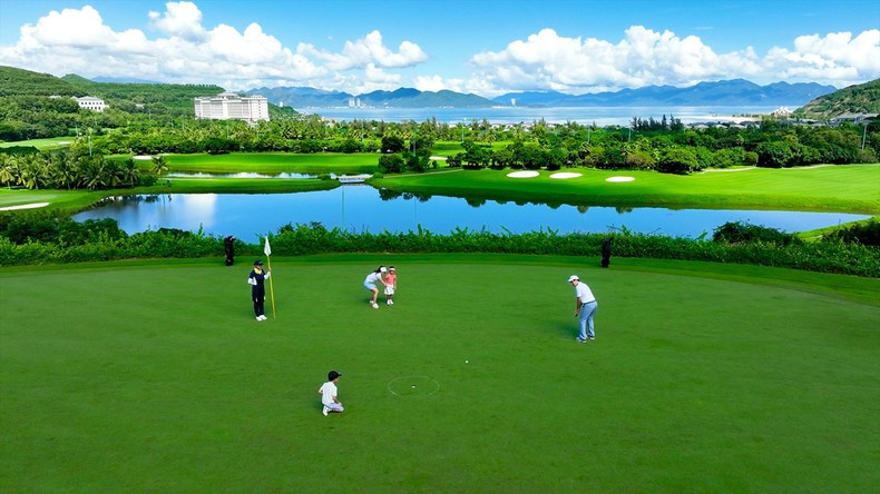 Enjoying wonderful moments with relatives at a luxury golf course. (Photo: VNAT)