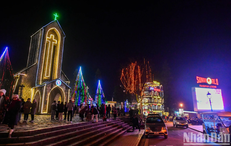 The scene of Sa Pa Town at night is magically beautiful.