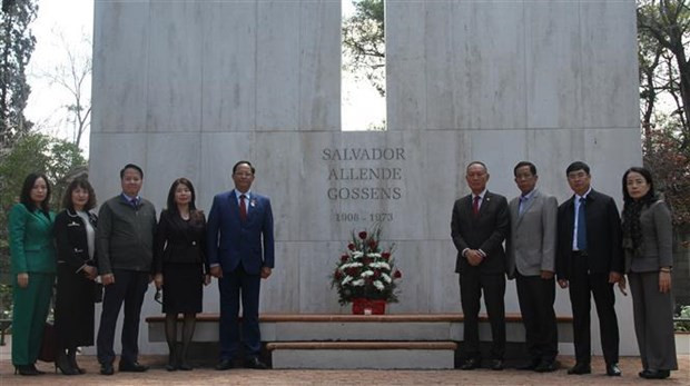 The Vietnamese delegation visits the grave of late President Salvador Allende in Santiago (Photo: VNA) The Vietnamese delegation visits the grave of late President Salvador Allende in Santiago (Photo: VNA)