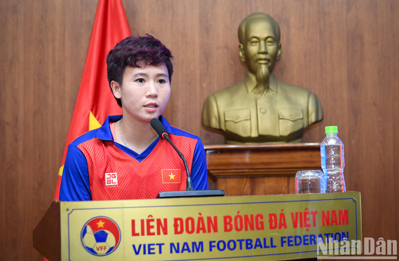 On behalf of the Vietnamese women's football team, midfielder Tuyet Dung affirms that the gifts for the team are the motivation for the whole team to make greater efforts towards the upcoming tournaments, including the final round of the 2023 World Cup in New Zealand in July. On behalf of the Vietnamese women's football team, midfielder Tuyet Dung affirms that the gifts for the team are the motivation for the whole team to make greater efforts towards the upcoming tournaments, including the final round of the 2023 World Cup in New Zealand in July.