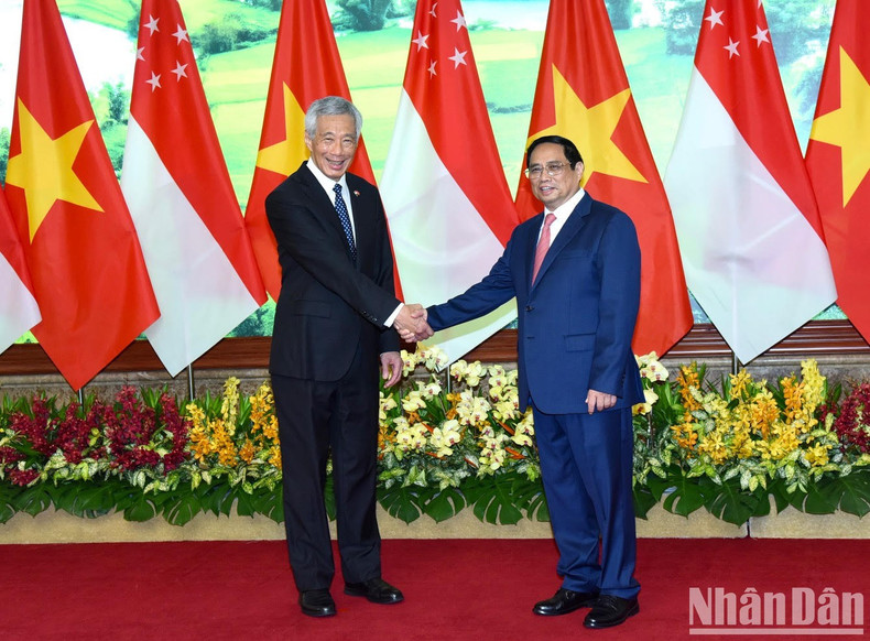PM Pham Minh Chinh and PM Lee Hsien Loong. PM Pham Minh Chinh and PM Lee Hsien Loong.