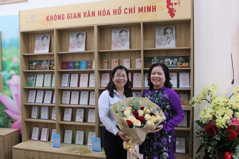 Young Publishing House presents the Ho Chi Minh Heritage Bookcase to the Ho Chi Minh Museum's City branch.