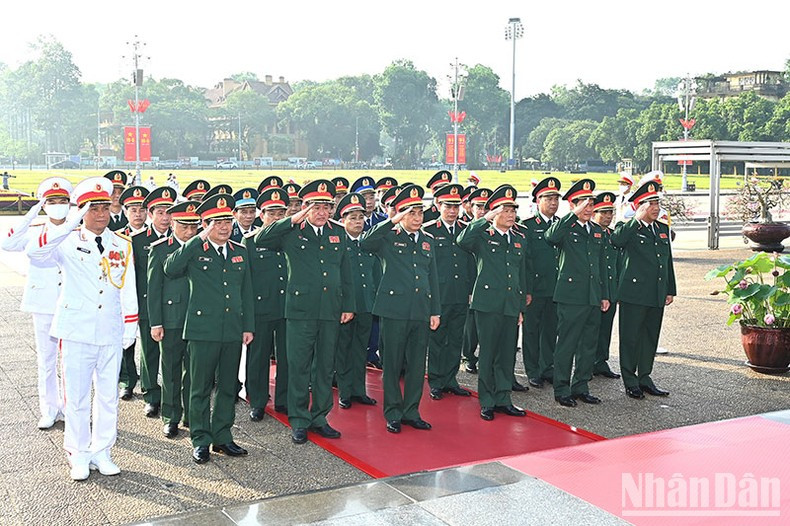 The delegation of the Central Military Commission and the Ministry of Defence pay tribute to President Ho Chi Minh.