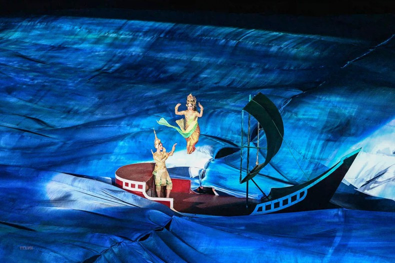 The first images at the opening ceremony of the 32nd SEA Games, with the first performance titled “The Birth of Khmer Kingdom”.