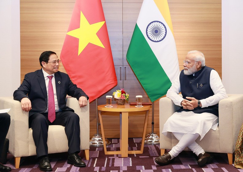 Prime Minister Pham Minh Chinh (L) and his Indian counterpart Narendra Modi at their meeting. (Photo: Duong Giang)