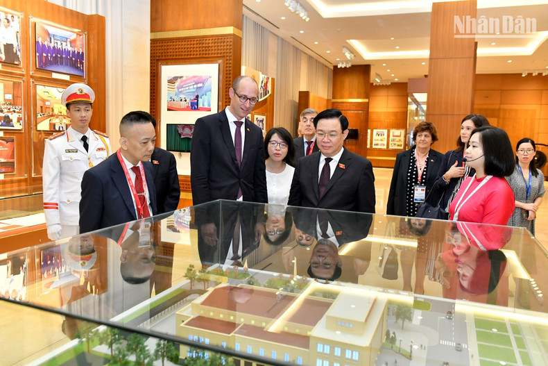 NA Chairman Vuong Dinh Hue and the President of the Swiss National Council Martin Candinas, along with other delegates, visit the Vietnamese National Assembly's historical room. NA Chairman Vuong Dinh Hue and the President of the Swiss National Council Martin Candinas, along with other delegates, visit the Vietnamese National Assembly's historical room.