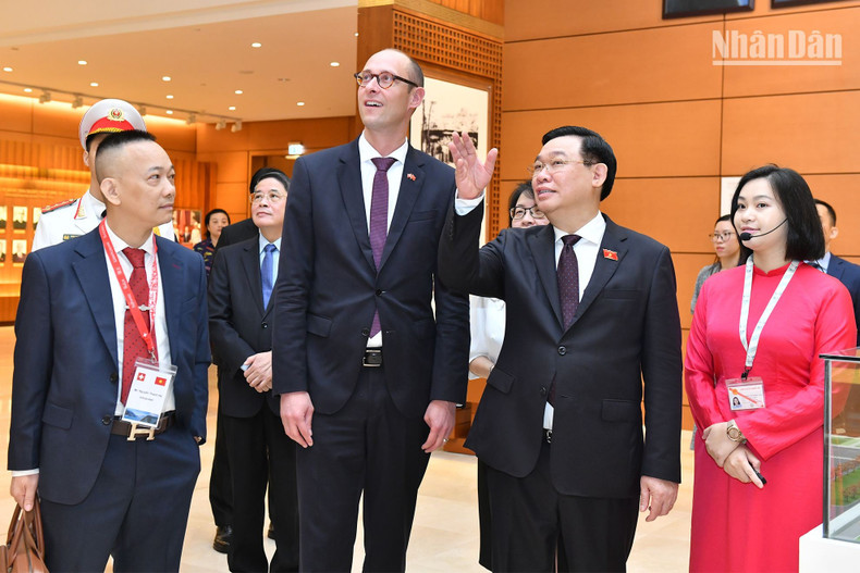 President of the National Council of Switzerland Martin Candinas is introduced to the achievements of the National Assembly of Vietnam. President of the National Council of Switzerland Martin Candinas is introduced to the achievements of the National Assembly of Vietnam.