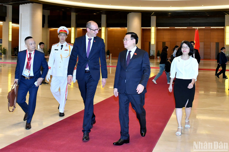 NA Chairman Vuong Dinh Hue and the President of the National Council of Switzerland Martin Candinas at the NA House. NA Chairman Vuong Dinh Hue and the President of the National Council of Switzerland Martin Candinas at the NA House.