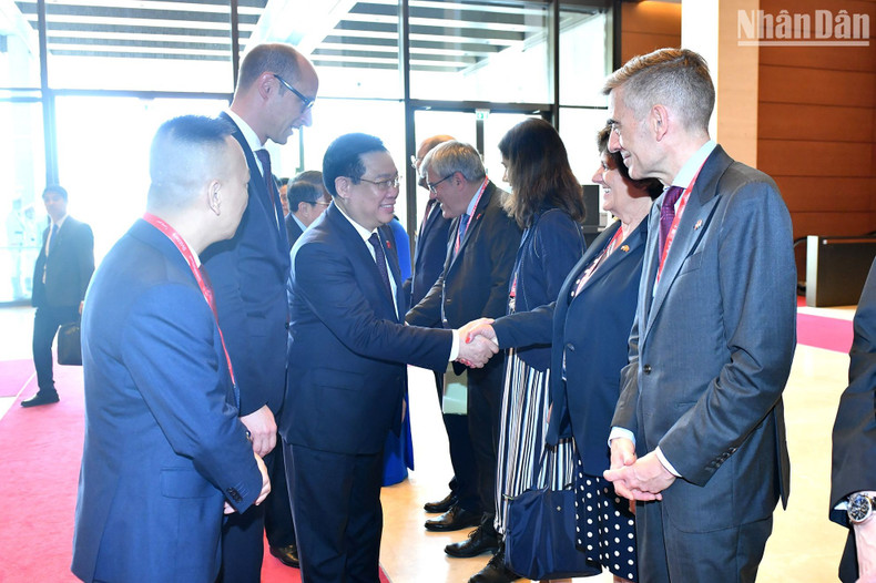 President Martin Candinas introduces the delegates of the National Council of Switzerland to NA Chairman Vuong Dinh Hue. President Martin Candinas introduces the delegates of the National Council of Switzerland to NA Chairman Vuong Dinh Hue.