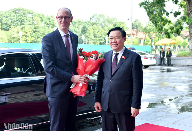NA Chairman Vuong Dinh Hue welcomes the President of the Swiss National Council Martin Candinas, on his official visit to Vietnam. NA Chairman Vuong Dinh Hue welcomes the President of the Swiss National Council Martin Candinas, on his official visit to Vietnam.