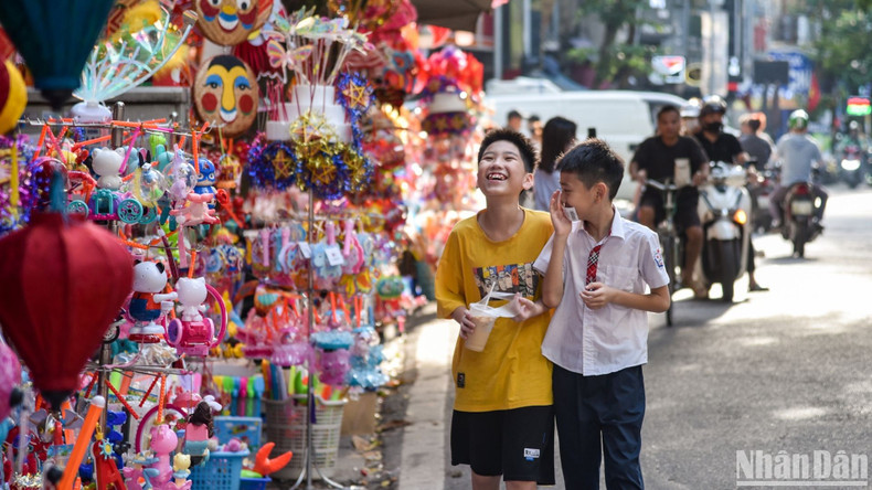 Star-shaped lanterns — an indispensable toy in the Mid-Autumn Festival — are sold in various sizes.