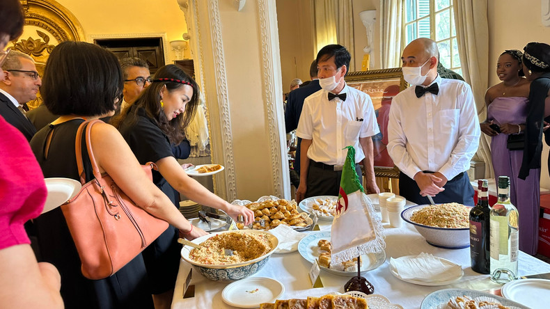 Vietnamese people enjoying traditional dishes from Algeria at the celebration of Africa Day. (Photo: KIM LINH) Vietnamese people enjoying traditional dishes from Algeria at the celebration of Africa Day. (Photo: KIM LINH)