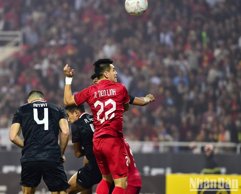 Tien Linh's unstoppage header toward the far corner helps the Vietnamese team secure a 2-0 victory. Tien Linh's unstoppage header toward the far corner helps the Vietnamese team secure a 2-0 victory.