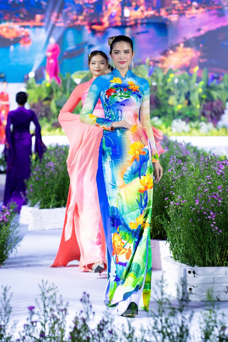 The collection was inspired by the shimmering, modern, and majestic image of the city by the Saigon River and the image of the lotus flower, which represents the tradition of Saigon. The collection was inspired by the shimmering, modern, and majestic image of the city by the Saigon River and the image of the lotus flower, which represents the tradition of Saigon.