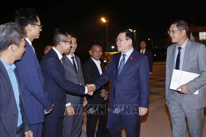 Officials from Vietnamese Embassy in Bulgaria sees off NA Chairman Vuong Dinh Hue at Burgas Airport in Bulgaria. (Photo: VNA) Officials from Vietnamese Embassy in Bulgaria sees off NA Chairman Vuong Dinh Hue at Burgas Airport in Bulgaria. (Photo: VNA)