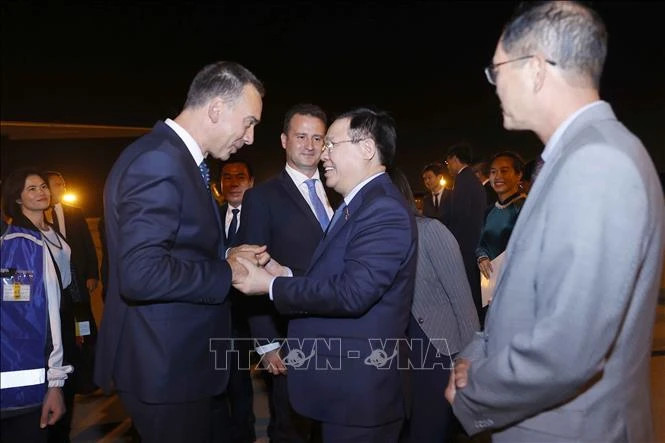 Mayor of Burgas Dimitar Nikolov bids farewell to NA Chairman Vuong Dinh Hue at Burgas Airport in Bulgaria. (Photo: VNA) Mayor of Burgas Dimitar Nikolov bids farewell to NA Chairman Vuong Dinh Hue at Burgas Airport in Bulgaria. (Photo: VNA)